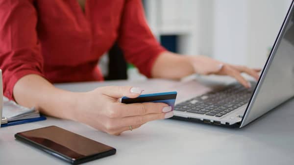 O impacto das redes sociais no comportamento consumista no Brasil