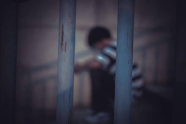 Entraves na convivência de filhos com pais privados de liberdade